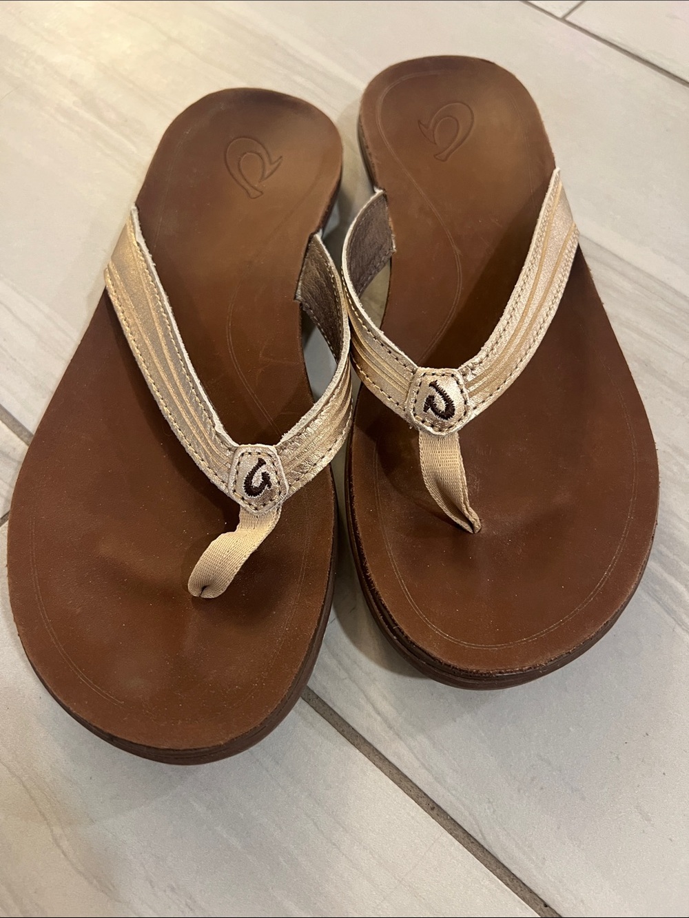 Olukai Pale Gold/Brown Sz 7 Women's Sandal Flip Flops - Picture 2 of 4